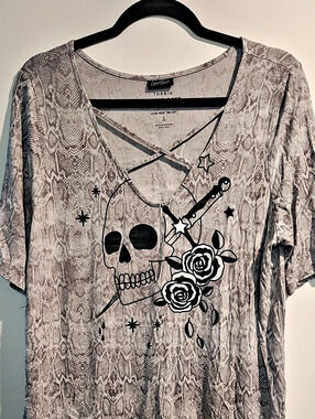 Torrid Graphic Snake Print Short Sleeve Top Size 1 Like New